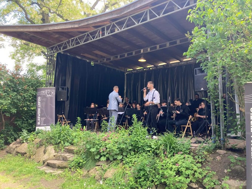 Orchester Blaswerk Leipzig auf der Open Air Bühne der Pfarrscheune Schenkenberg