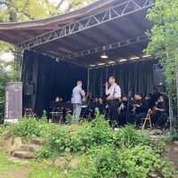 Orchester Blaswerk Leipzig auf der Open Air Bühne der Pfarrscheune Schenkenberg